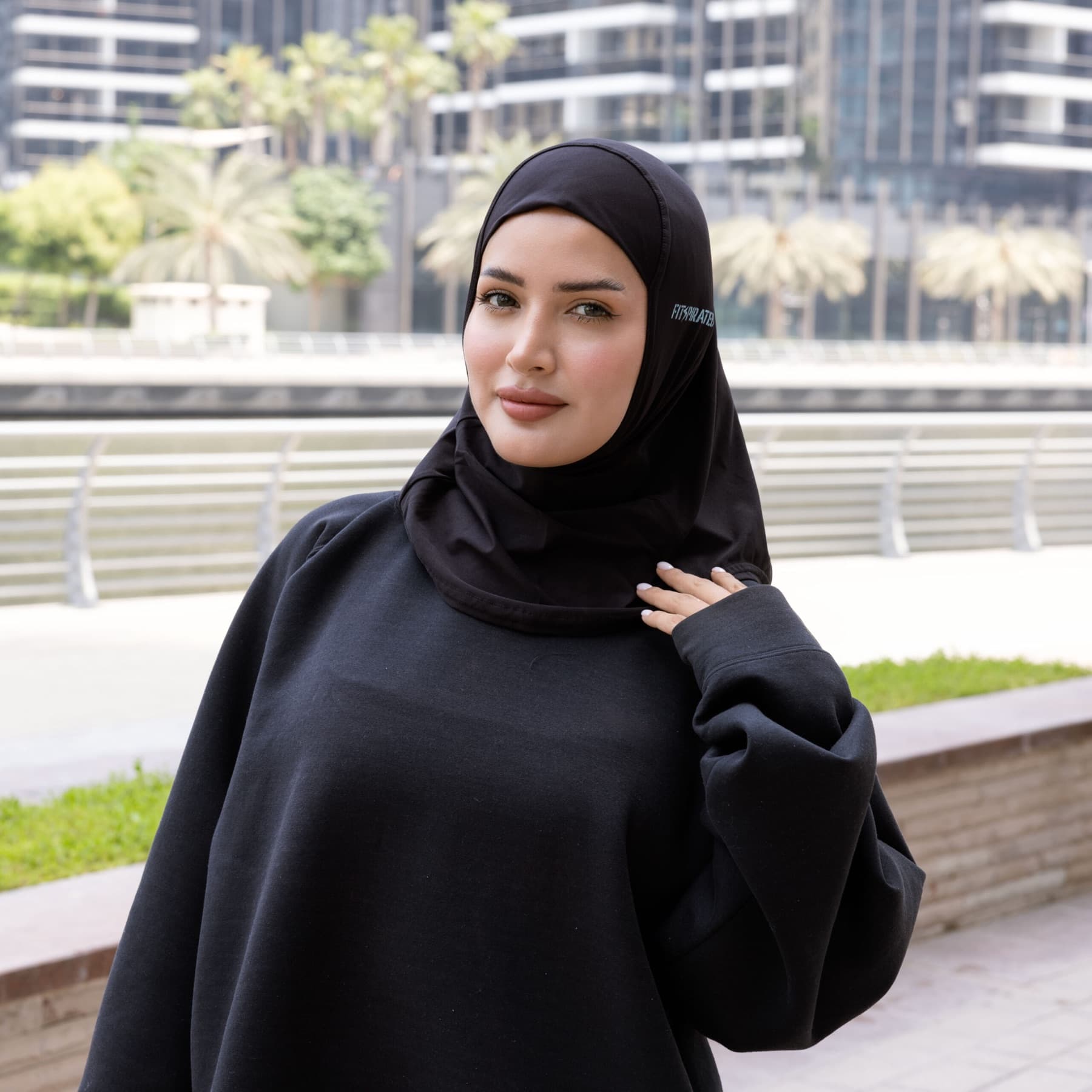 Fitspirated Athletin mit schwarzem Sport Hijab