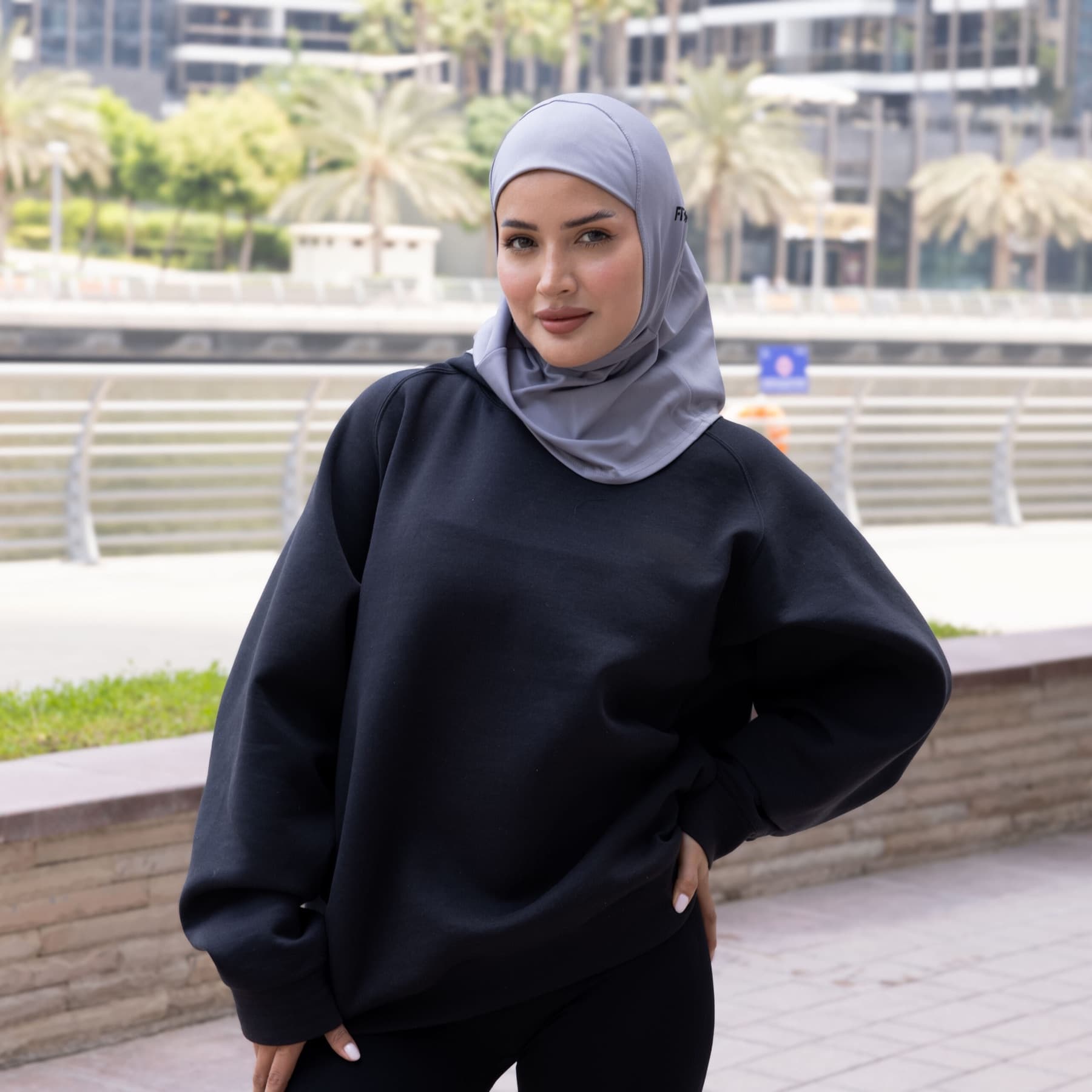 Athletin vergleicht den Sitz eines schwarzen Sport Hijabs beim Training