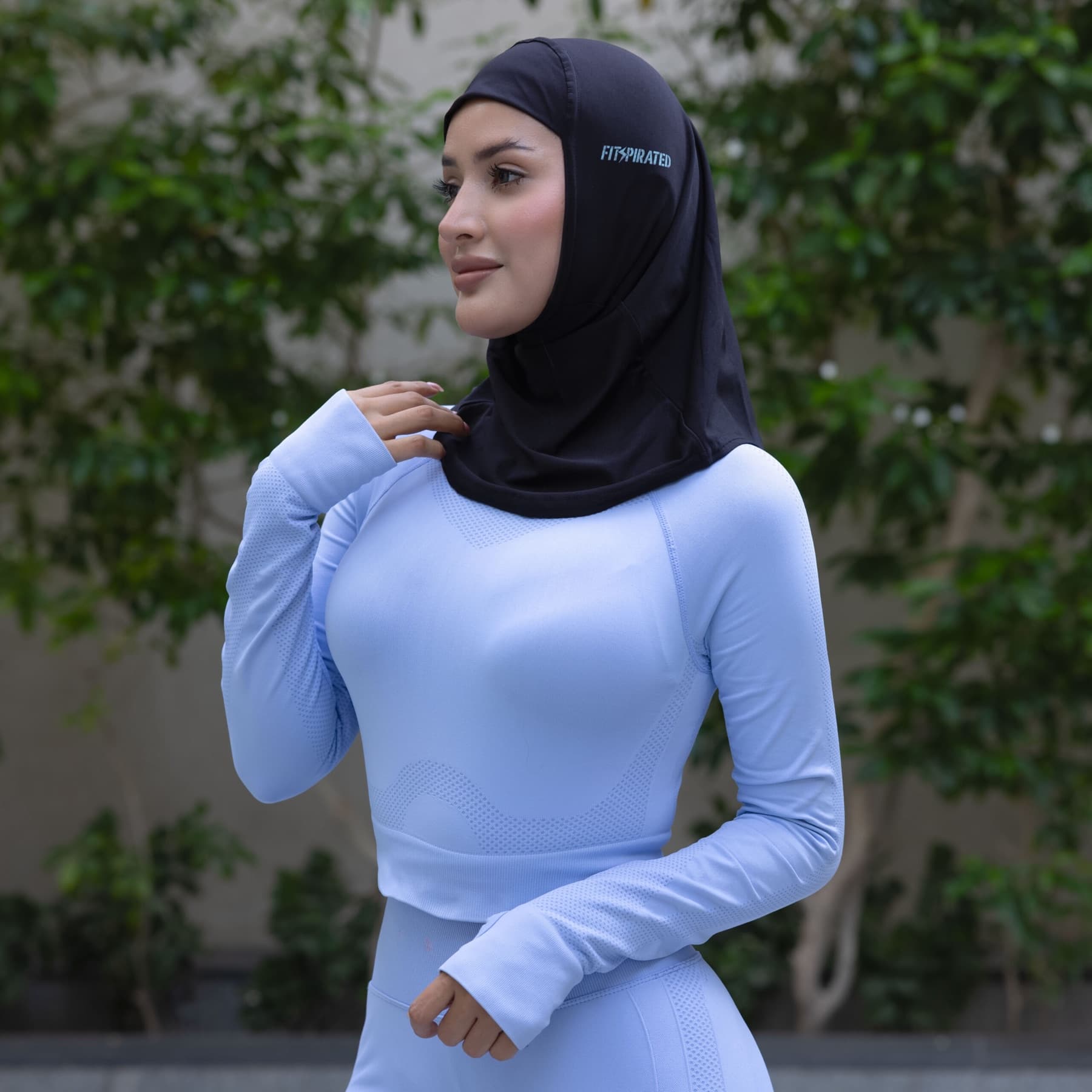 Junge muslimische Sportlerin mit sicher sitzendem Hijab für den Schwimmunterricht