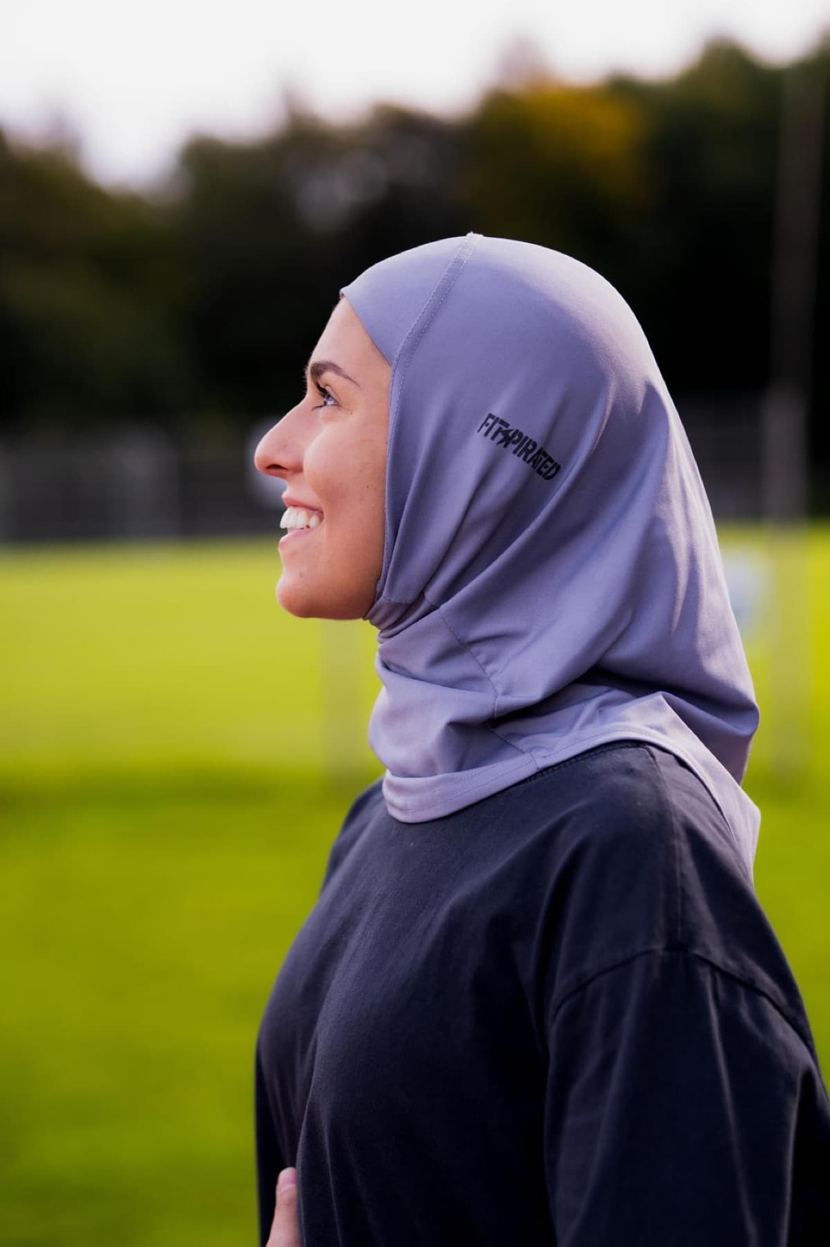 Athletin trägt einen druckfreien Zero-Pressure Sport Hijab beim Training