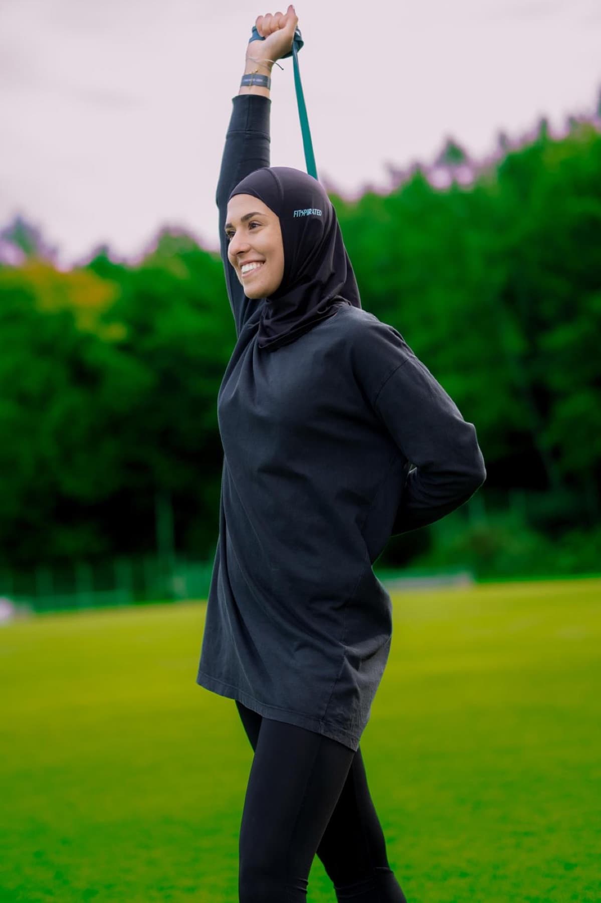 Athletin mit rutschfestem schwarzem Sport Hijab beim Outdoor-Training