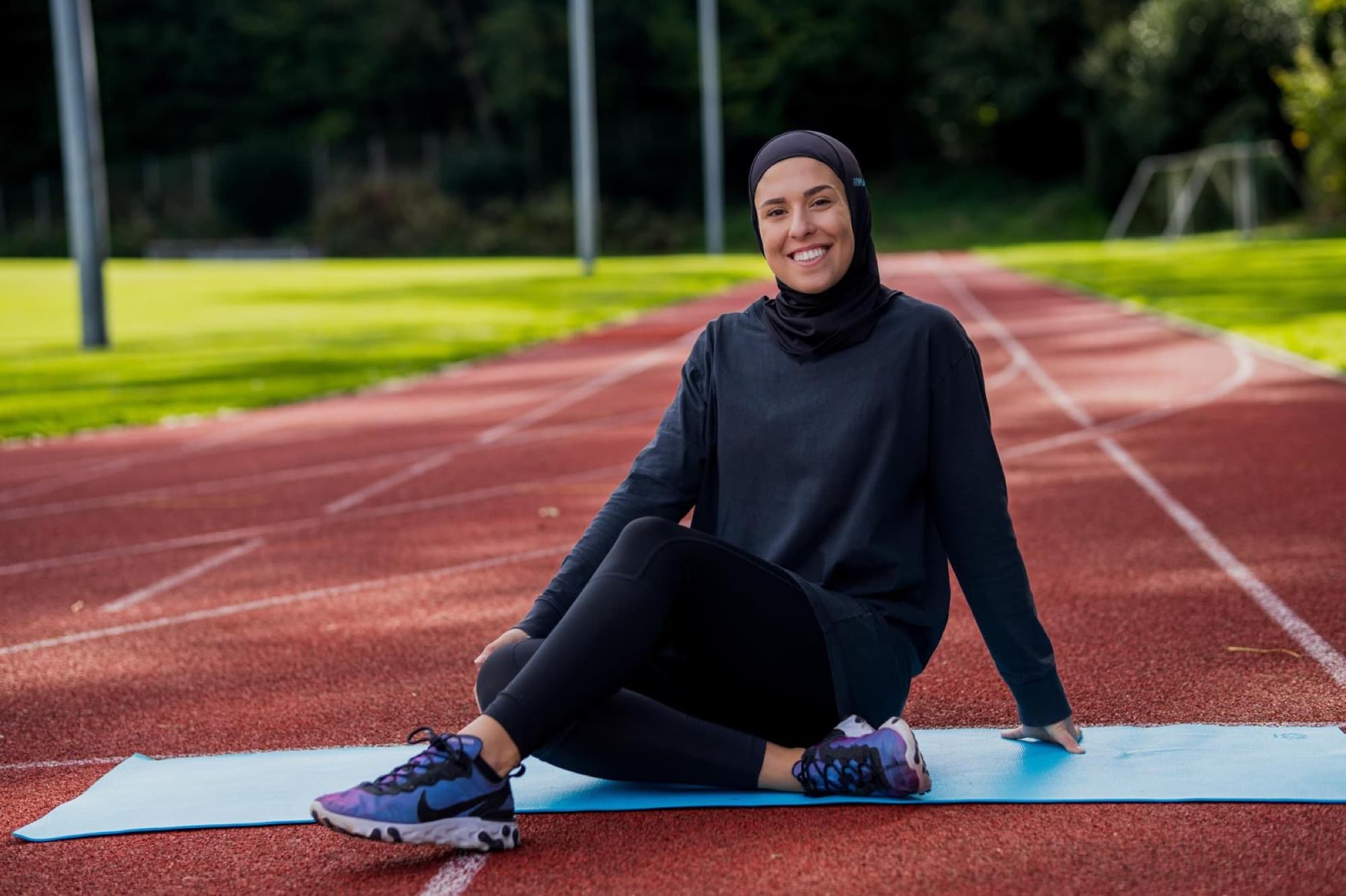 Sportlerin mit aqua-ready Sport Hijab auf dem Weg zum Schwimmbad