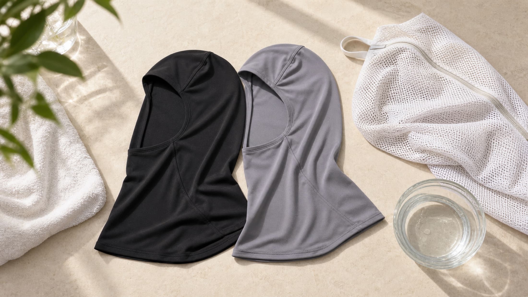 Schwarzer Fitspirated Sport Hijab mit leichtem Funktionsmaterial vor der Pflege