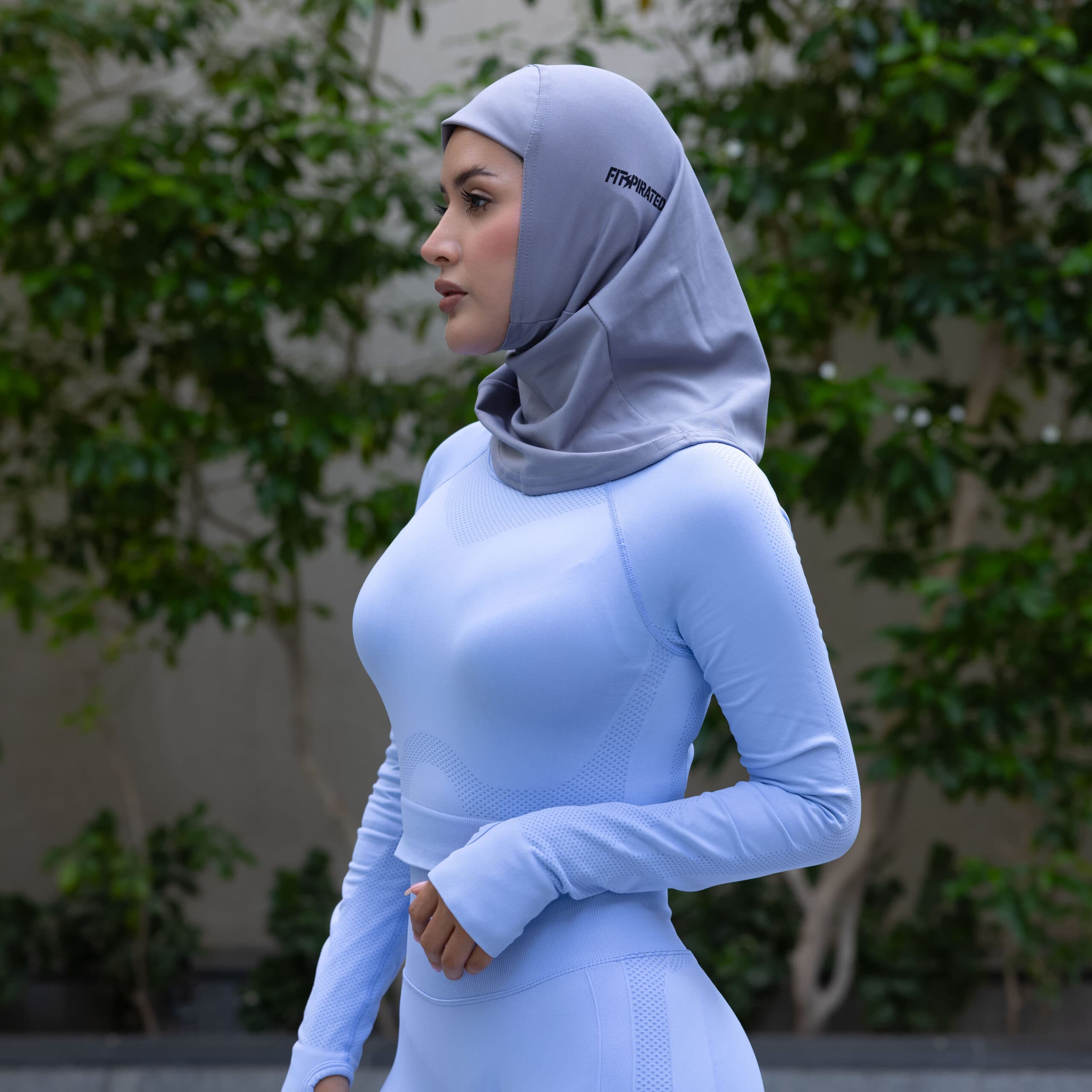 Athletin trägt den rutschfesten Fitspirated Sport Hijab im Training